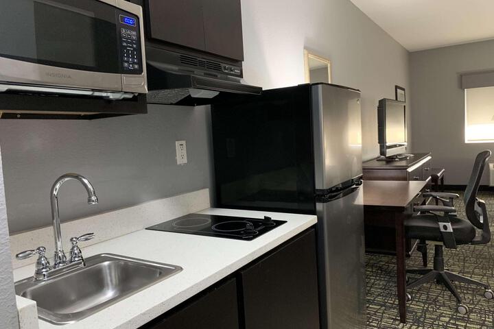 Suite 1 King Bed Kitchenette Work Desk Sofa WiFi Full Breakfast (5 of 6)