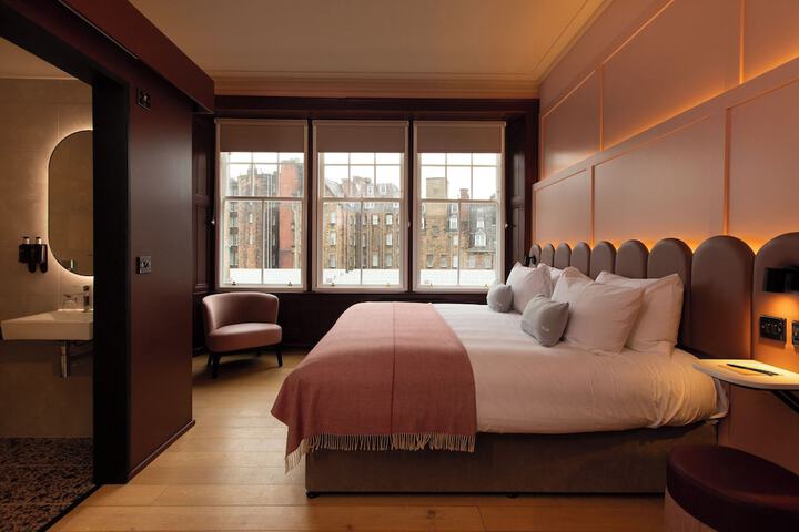 Room 6 of 12