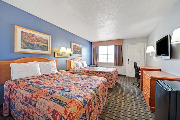 2 Queen Beds (5 of 5)