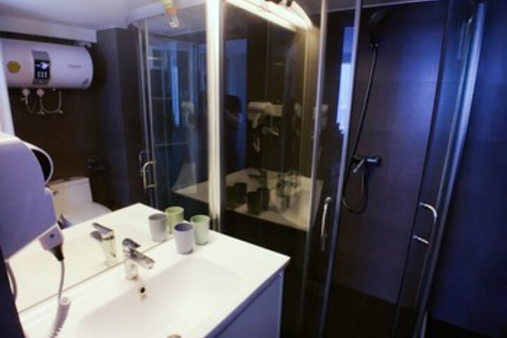 Room 8 of 60