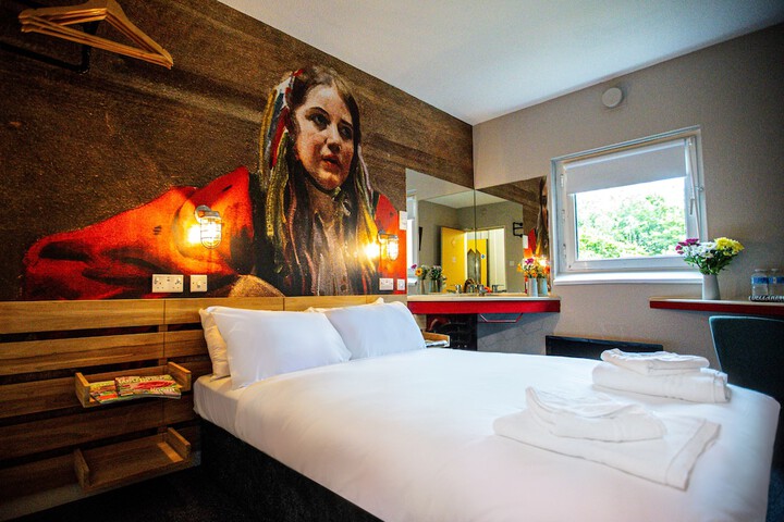 Room 4 of 12