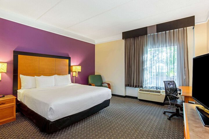 1 King Bed Deluxe Room (16 of 23)