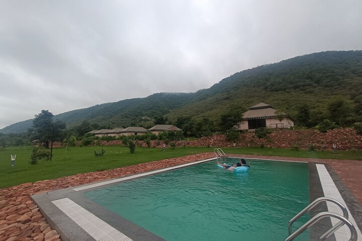 Pool 31 of 44