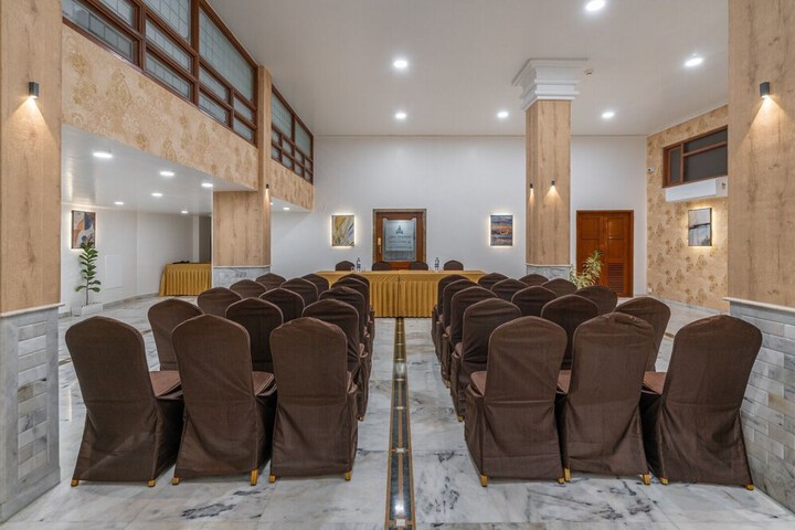 Ballroom/Hall 14 of 21