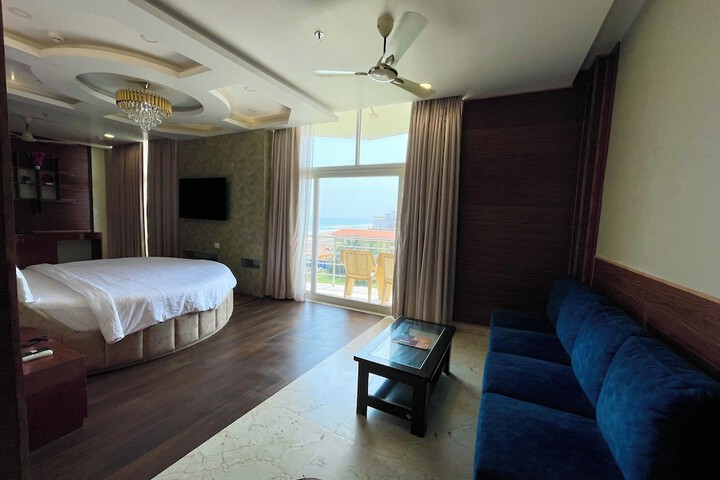 Room 3 of 100