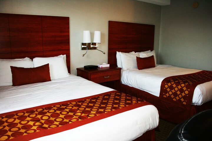 1 Queen Bed (16 of 17)