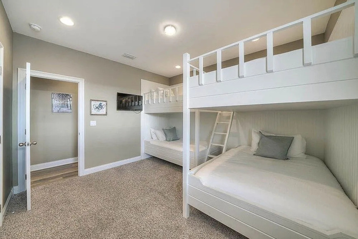 Room 7 of 18