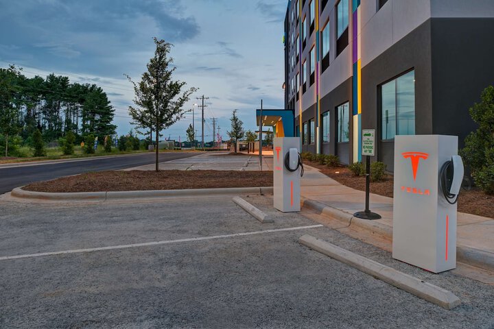 Electric vehicle charging station