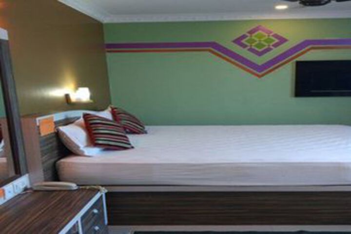 Room 13 of 32
