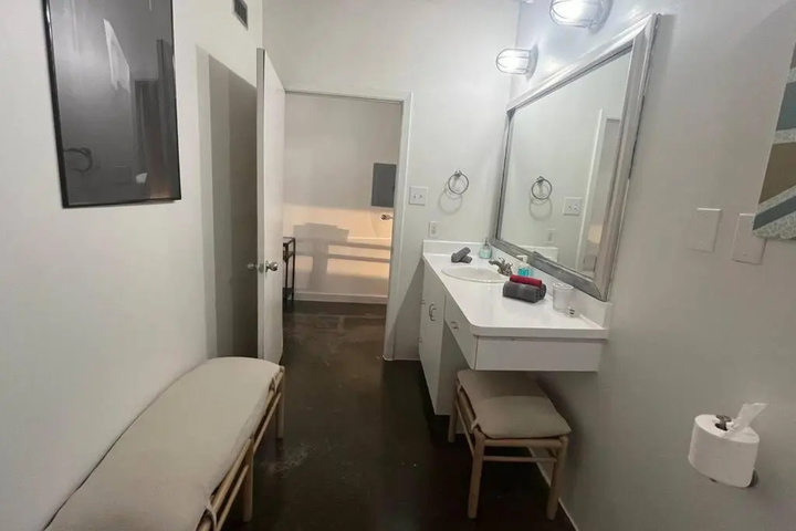 Room 6 of 13