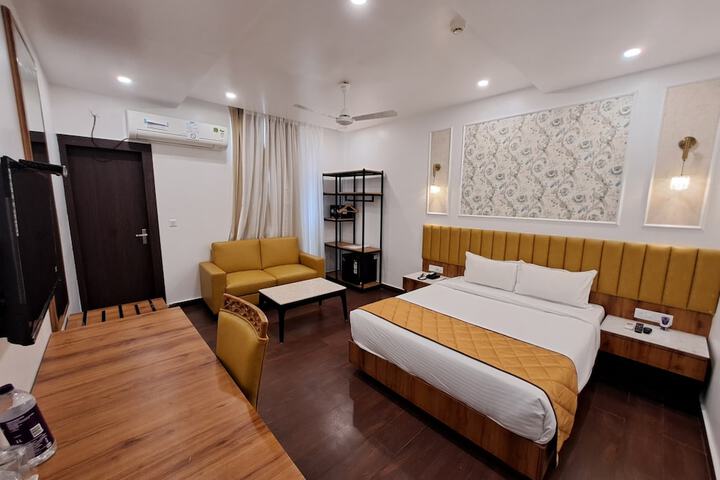 Room 5 of 8