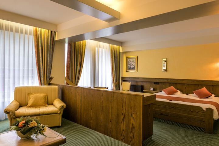 Room 9 of 37