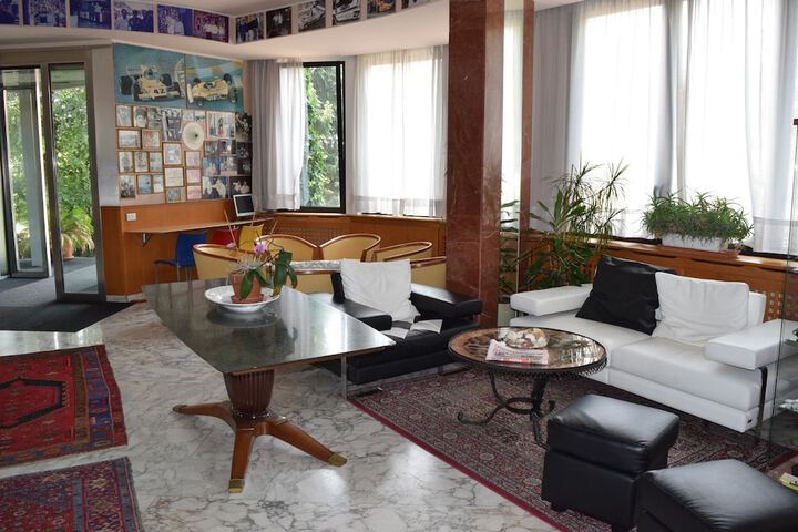 Lounge 16 of 17