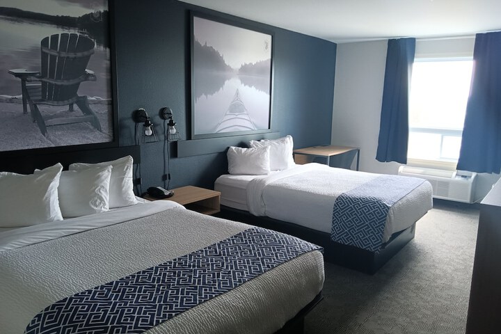 1 Queen Bed Accessible Room (13 of 32)