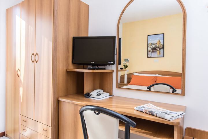Room 8 of 35