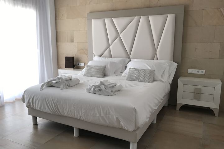 Room 4 of 33