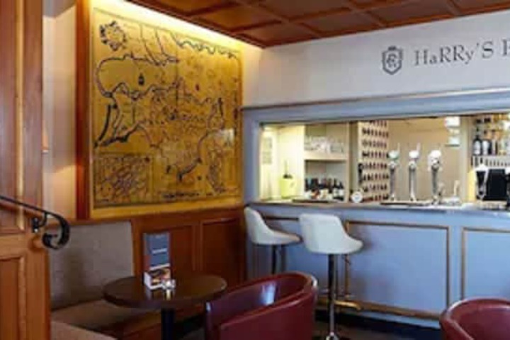 Lounge 52 of 57
