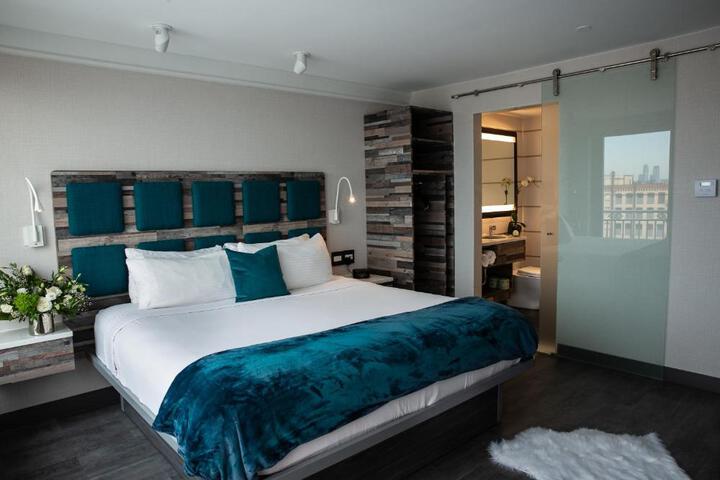 1 King Bed (4 of 6)