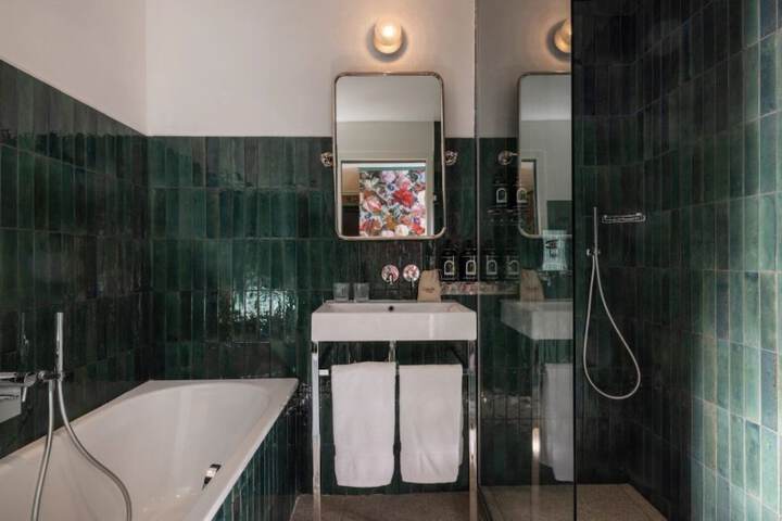 Room 53 of 65
