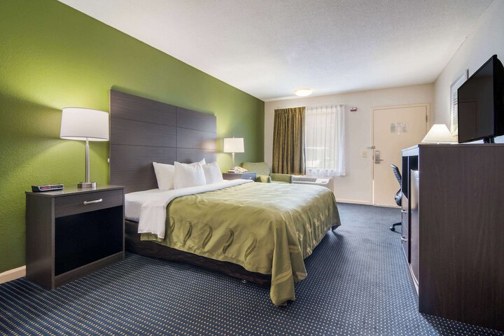 1 King Bed (4 of 14)