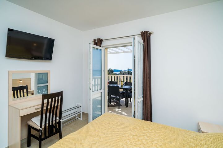 Room 2 of 106