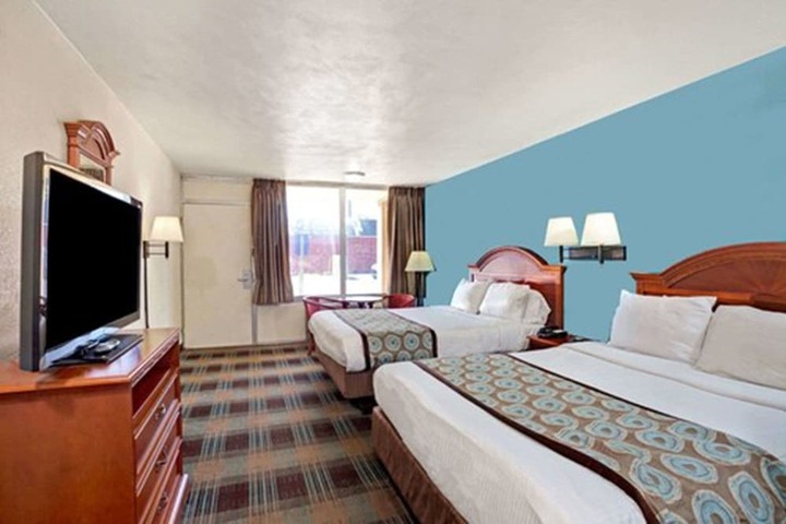 1 Queen Bed (8 of 12)