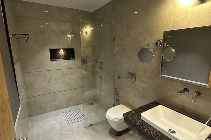 Room 12 of 18