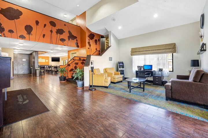 Business Center 16 of 25