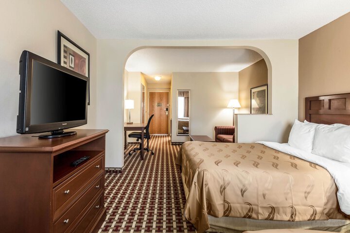 1 King Bed Suite (9 of 15)