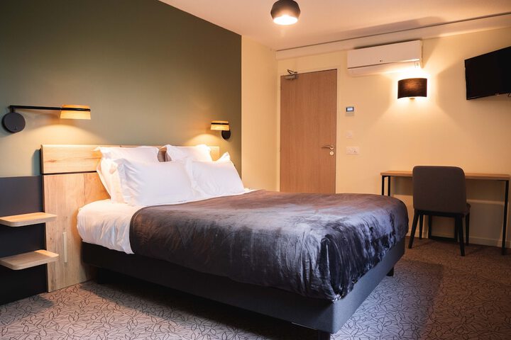Room 8 of 32