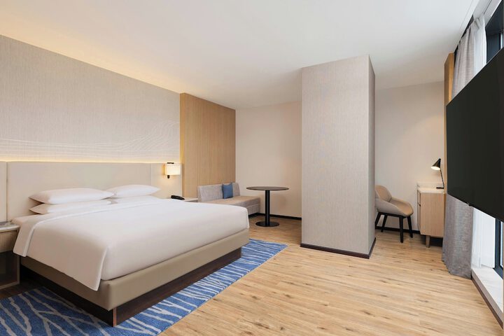 Room 4 of 28