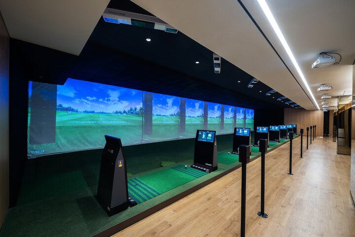Indoor golf driving range