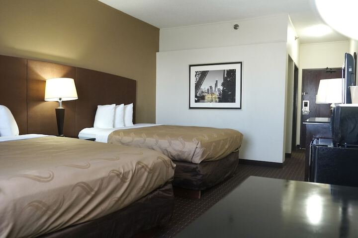 Queen Accessible Room (10 of 12)