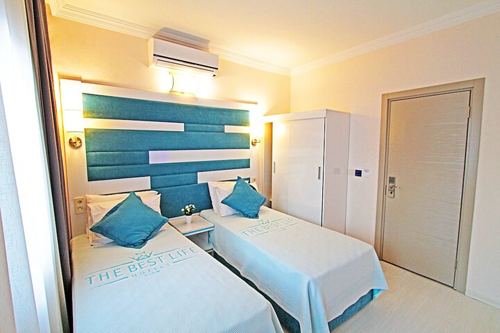 Room 6 of 14