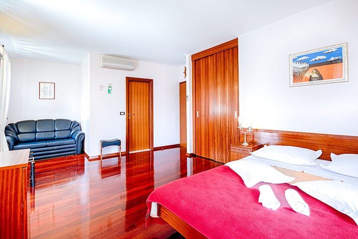 Room 49 of 95