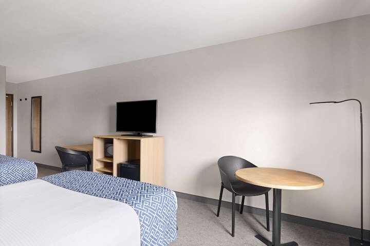 1 Queen Bed Accessible Room (5 of 32)