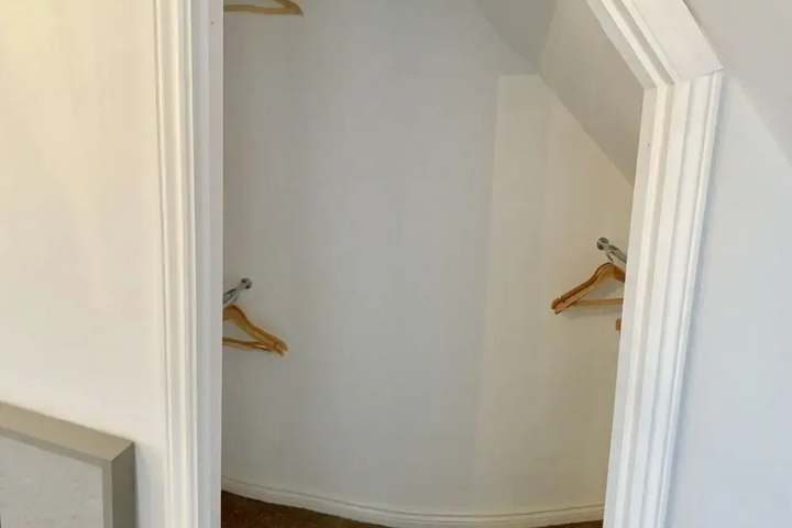 Room 7 of 10