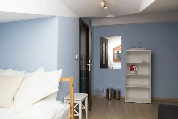 Room 4 of 11