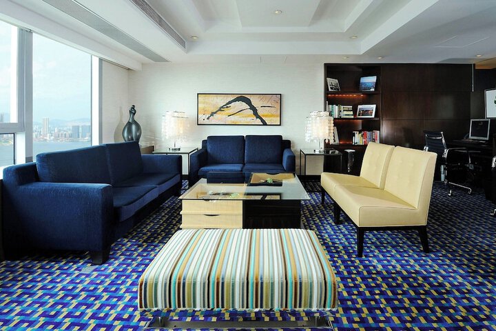 Lounge 34 of 38