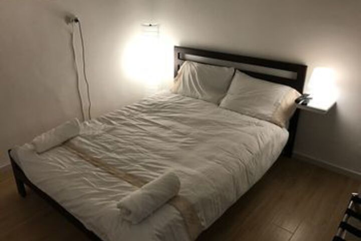 Room 6 of 9