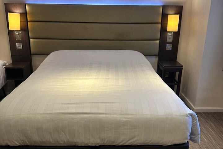 Room 5 of 16