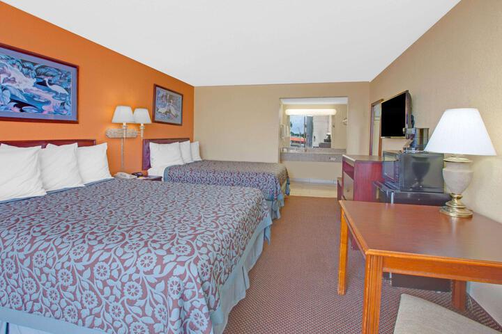2 Queen Beds (8 of 8)