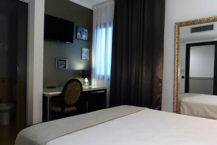 Room 33 of 193