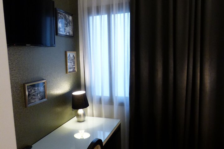 Room 32 of 193