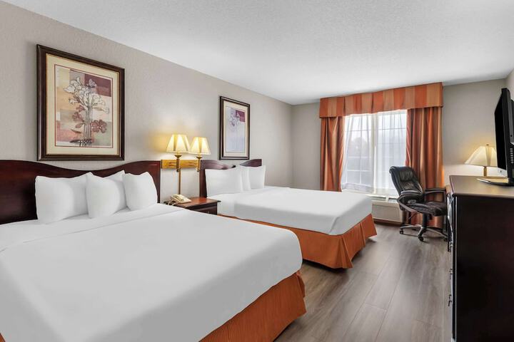 2 Queen Beds (2 of 7)