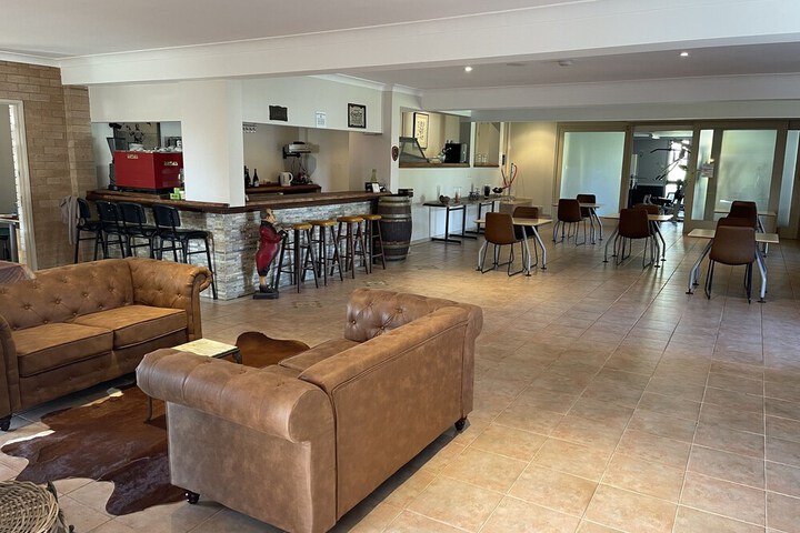 Lounge 105 of 123