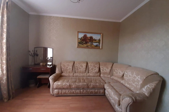 Room 5 of 9