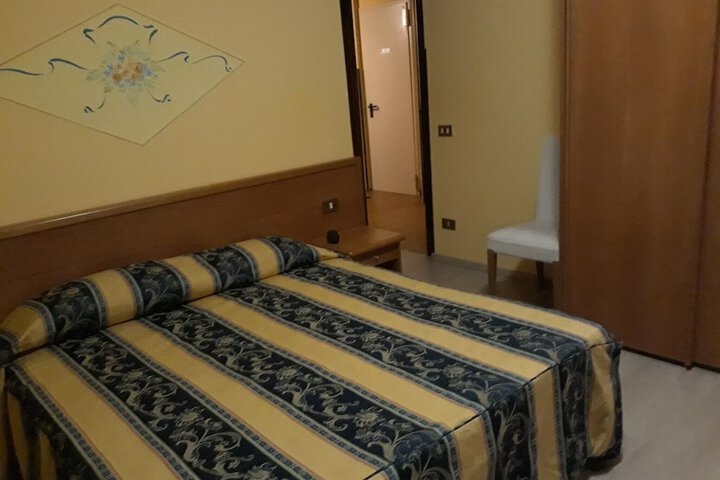Room 10 of 28