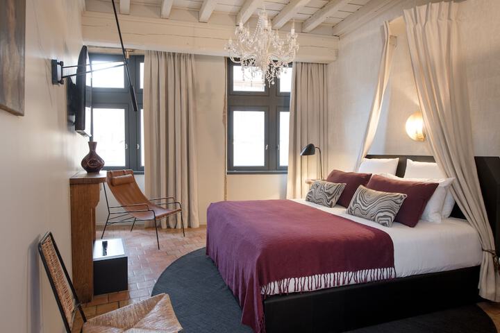 Room 4 of 285