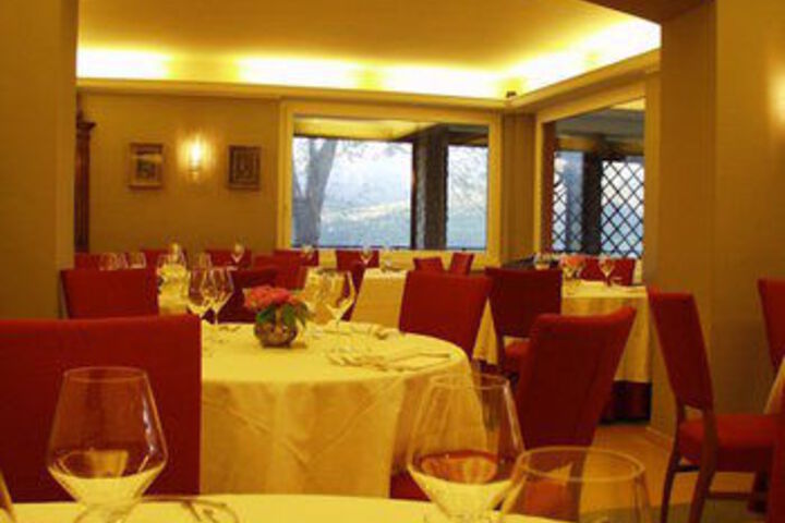 Dining 27 of 30